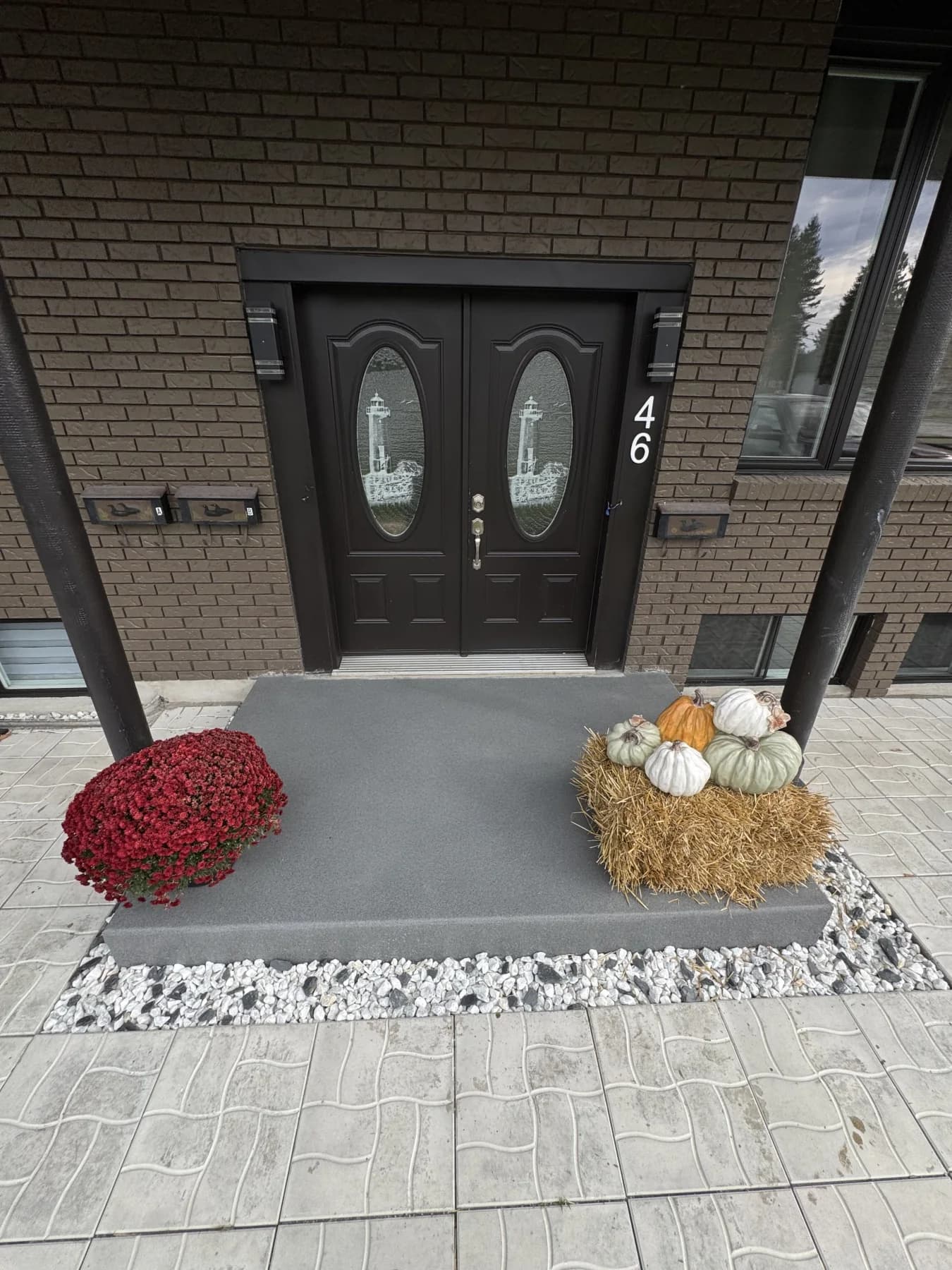 SolidBase grey front-entry coating framed by red flowers and autumn pumpkins